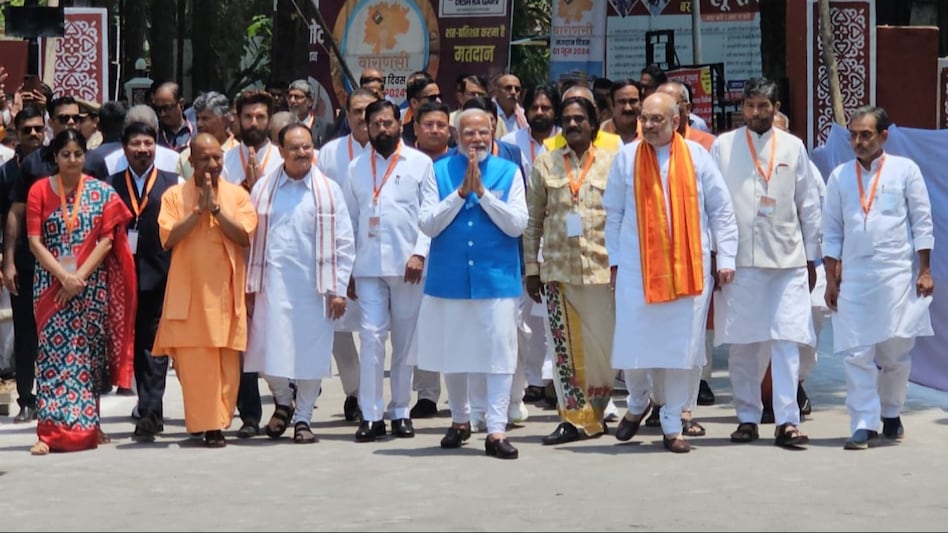 PM Modi filed his nomination papers after taking permission and blessings from Kashi's Kotwal Kaal Bhairav, Prime Minister Narendra Modi Lok Sabha Elections-2024, 251 Sanskrit students chanted Vedic mantras for a long time and blew 101 conches and blessed the PM with Vijayi Bhava:, Varanasi, the entire social engineering hidden in 4 proposers, Khabargali