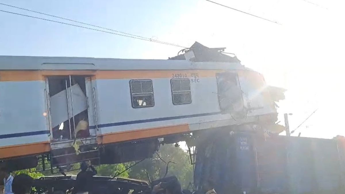 Passenger train runs over goods train in Chhattisgarh, 7 people including loco pilot killed; passengers rescued by cutting bogies with gas cutter; Railways announces compensation, Bilaspur, Khabargali