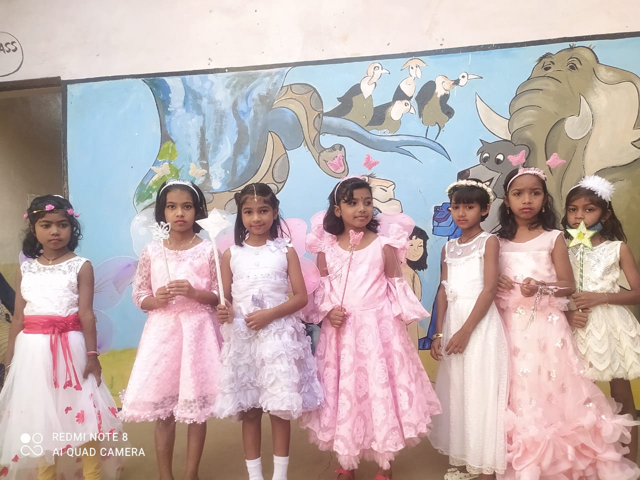 Universal Public High School,Fancy Dress Competition,Krishna,Radha,Meera,Ram,Chhattisgarh Mahtari,Pari,Rani Laxmibai,Chacha Nehru,Principal RM Bhagat,Raipur,Khabargali