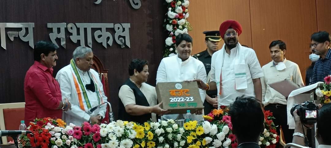 Budget, Raipur Municipal Corporation year 2022-23, Mayor Ejaz Dhebar, Briefcase made of cow dung, Governor Anusuiya Uikey, Chhattisgarh, Khabargali