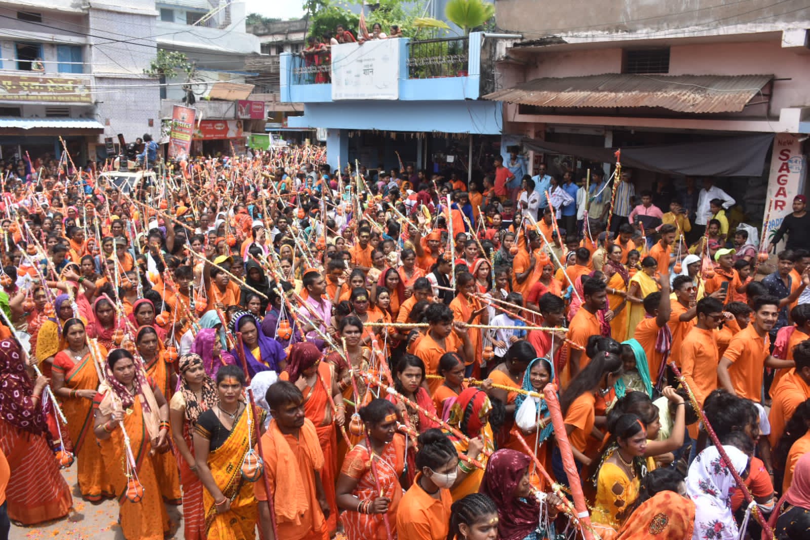 Kanwar Yatra, CM Bhupesh Baghel, MLA, Vikas Upadhyay and more than 10 thousand Shiva devotees took out Kanwar Yatra, Hatkeshwarnath Temple at Mahadevghat, Raipur, Khabargali