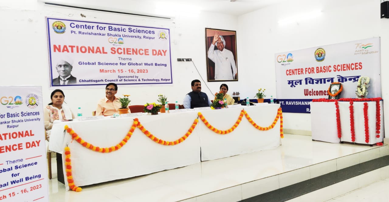 Read, understand science, adopt scientific approach.,Dr.  Dinesh Mishra, Lecture on Science Day at Ravi Shankar Vishwavidyalaya Raipur, President of Superstition Removal Committee and Eye Specialist, Chhattisgarh, Khabargali