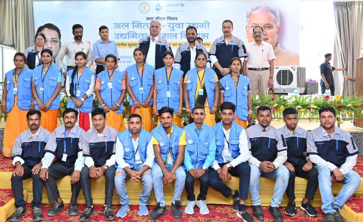 Chief Minister Mr. Baghel, Public Health Engineering Minister Guru Rudra Kumar, Jal Mitan, young entrepreneur, Jal Didi, Secretary of Public Health Engineering Department Dr. S.  Bharatidasan, Chhattisgarh, Khabargali