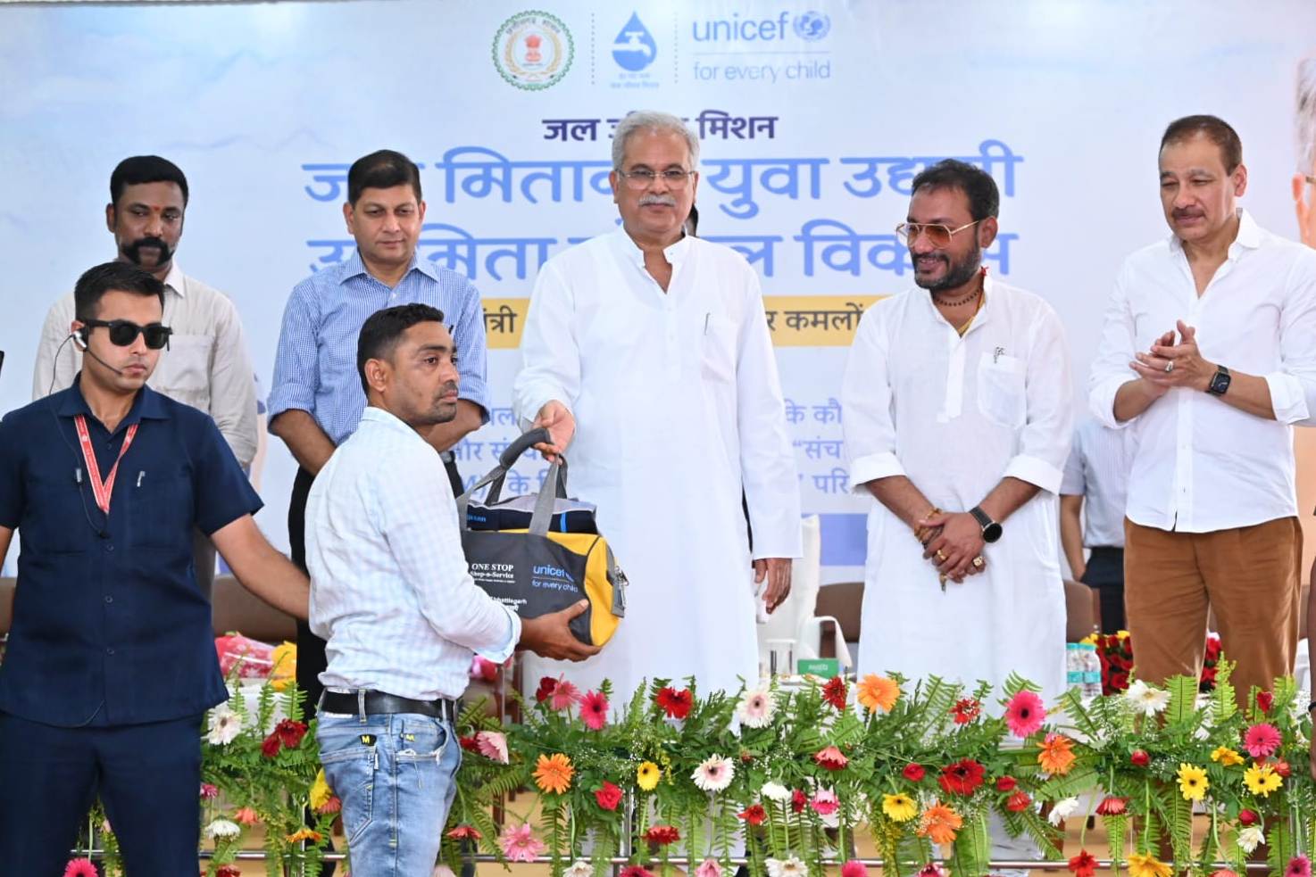Chief Minister Mr. Baghel, Public Health Engineering Minister Guru Rudra Kumar, Jal Mitan, young entrepreneur, Jal Didi, Secretary of Public Health Engineering Department Dr. S.  Bharatidasan, Chhattisgarh, Khabargali
