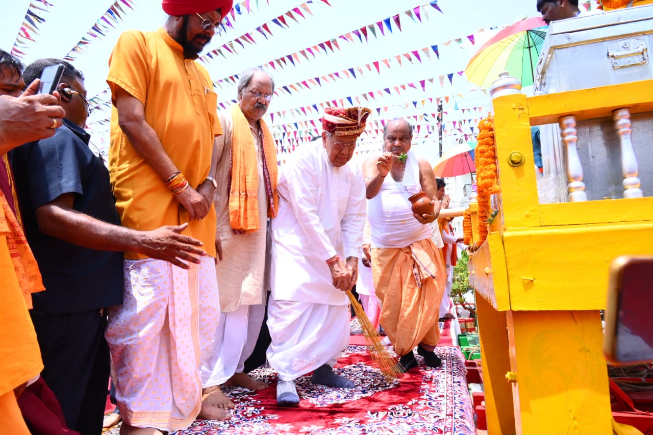 Jagannath Temple located in Gayatri Nagar Raipur, Prabhu Jagannath, Bhaiya Baldau and sister Subhadra, Chherapahra ceremony before Rath Yatra, Governor Shri Vishwabhushan Harichandan and Chief Minister Bhupesh Baghel, Chhattisgarh,khabargali