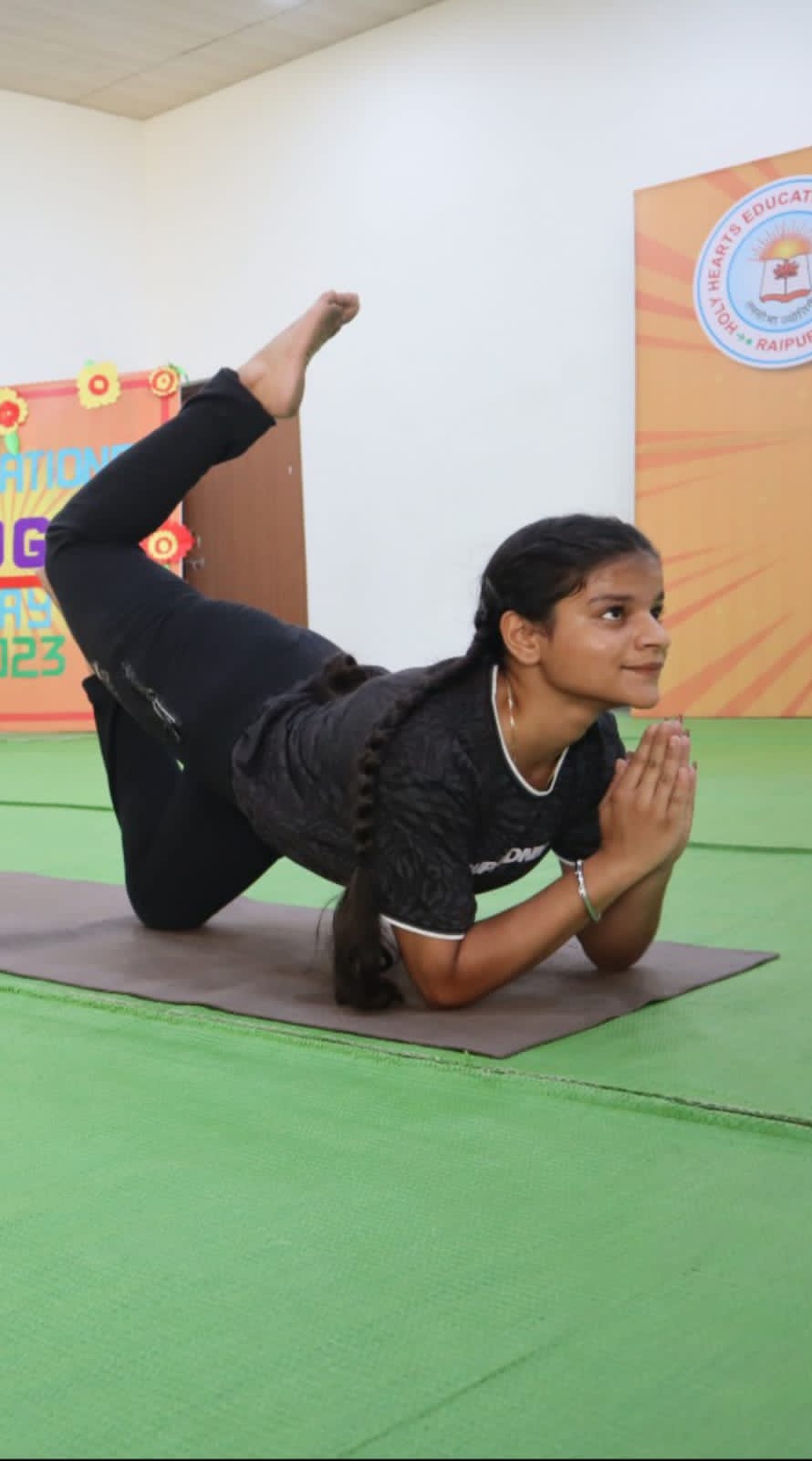 9th International Yoga Day, 500 students performed Pranayama and Surya Namaskar, Holy Hearts Educational Academy Civil Lines, Principal Mrs. Neepa Chauhan, Raipur, Chhattisgarh, Khabargali