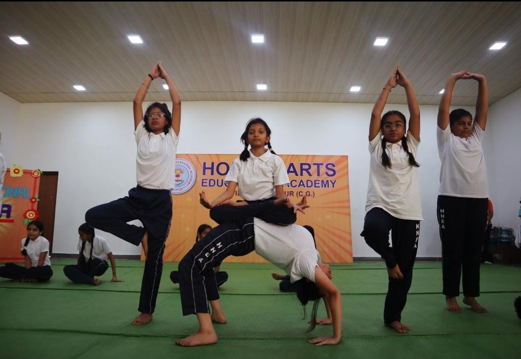 9th International Yoga Day, 500 students performed Pranayama and Surya Namaskar, Holy Hearts Educational Academy Civil Lines, Principal Mrs. Neepa Chauhan, Raipur, Chhattisgarh, Khabargali
