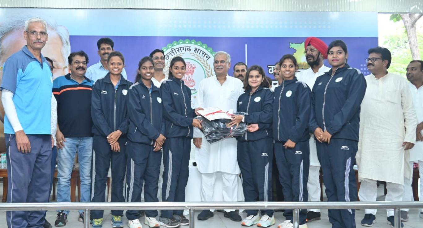 Chief Minister Bhupesh Baghel felicitated the medal winners who brought glory to the state in the 36th National Games held in Gujarat, International Olympic Day, Chhattisgarh,khabargali