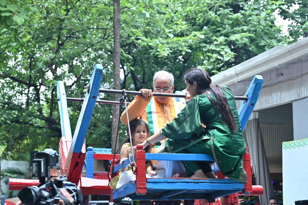 Hareli in the Chief Minister's residence, Chief Minister Baghel congratulated Hareli by riding on a Chhattisgarhian style swing and cart, running a lattu on his hand, traditional tools, instruments, animals and shepherd's clothes, exhibition of jewellery, khabargali
