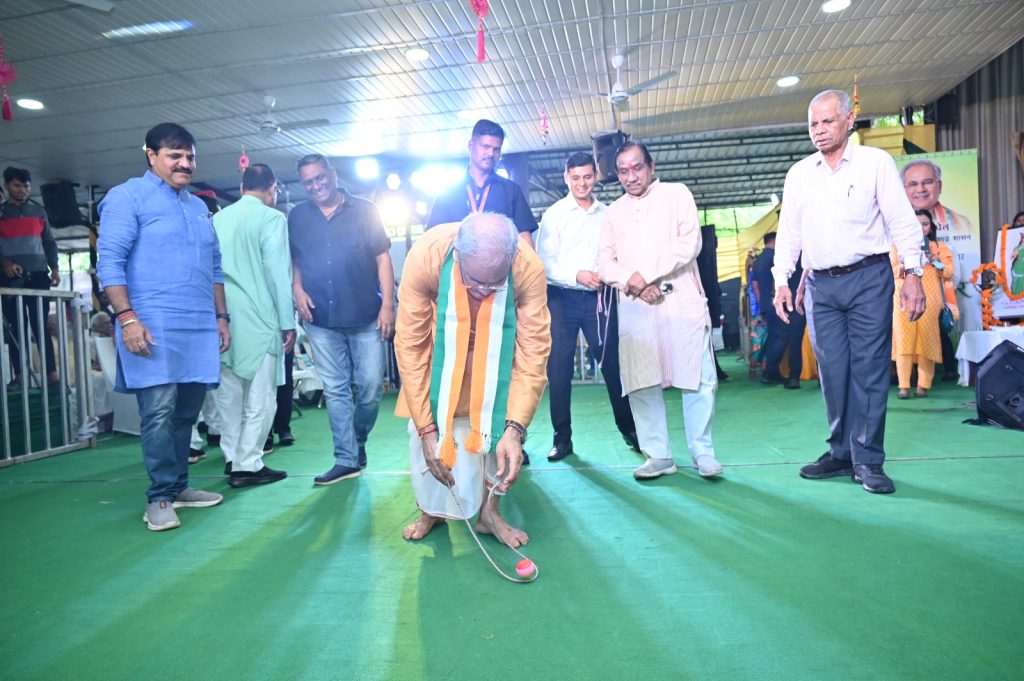 Hareli in the Chief Minister's residence, Chief Minister Baghel congratulated Hareli by riding on a Chhattisgarhian style swing and cart, running a lattu on his hand, traditional tools, instruments, animals and shepherd's clothes, exhibition of jewellery, khabargali