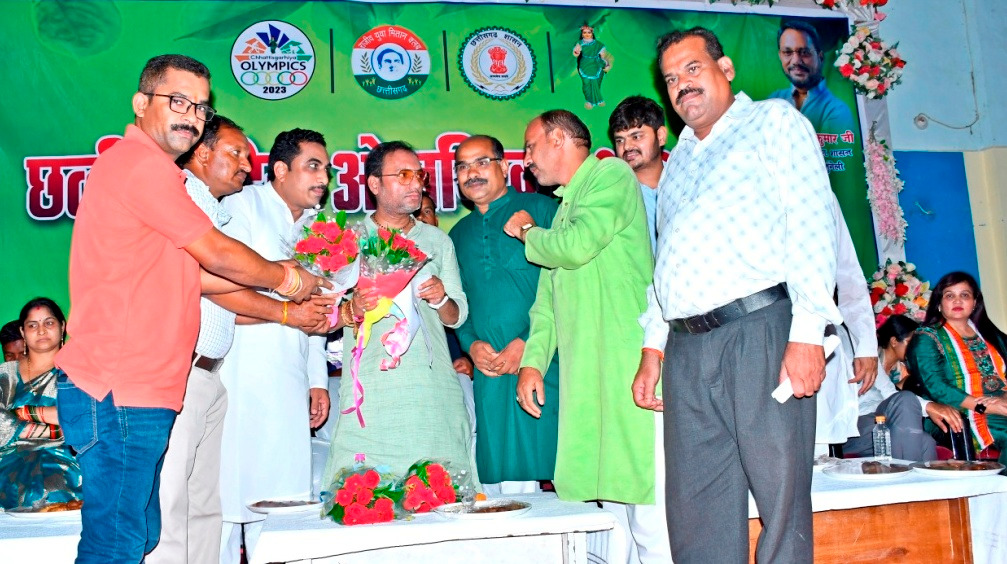 Guru Rudrakumar, Minister of Public Health Engineering and Village Industries and in-charge of Mungeli district, laid the foundation stone for installation and beautification work of legends Chhattisgarh, Khabargali