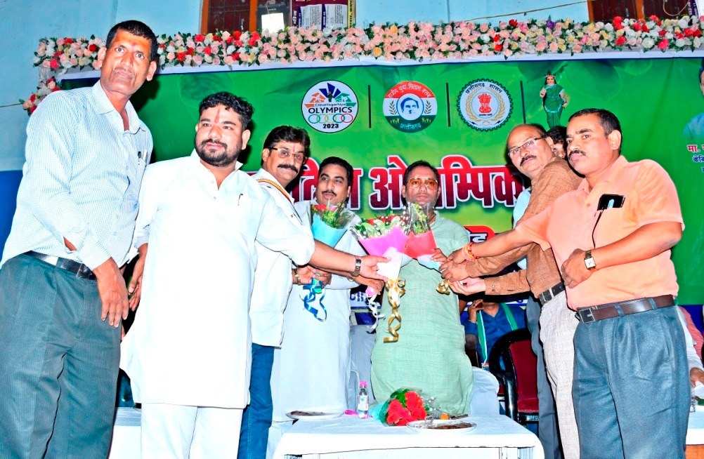 Guru Rudrakumar, Minister of Public Health Engineering and Village Industries and in-charge of Mungeli district, laid the foundation stone for installation and beautification work of legends Chhattisgarh, Khabargali