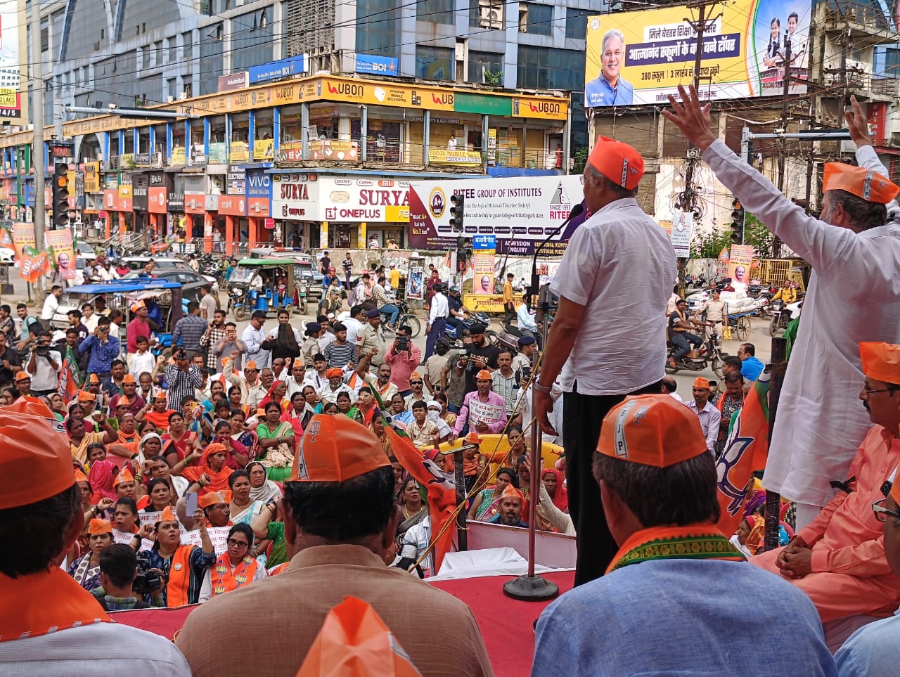 BJP's warlike demonstration under the leadership of Brijmohan Agarwal on Sharda Chowk, Tatyapara road widening, opening of Budha Talab-Dani school road and other demands, Raipur, Chhattisgarh, Khabargali