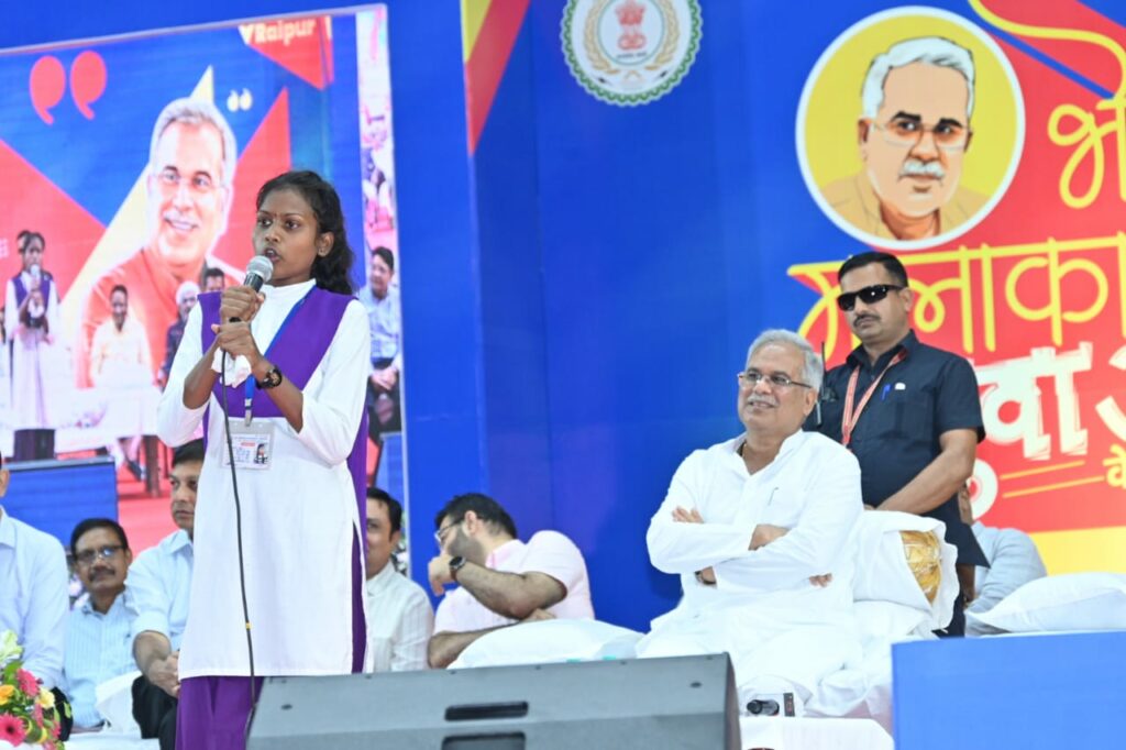 In conversation with the youth, CM Bhupesh Baghel gave many gifts, the stadium remained houseful, the indoor stadium of the capital, Chhattisgarh,khabargali