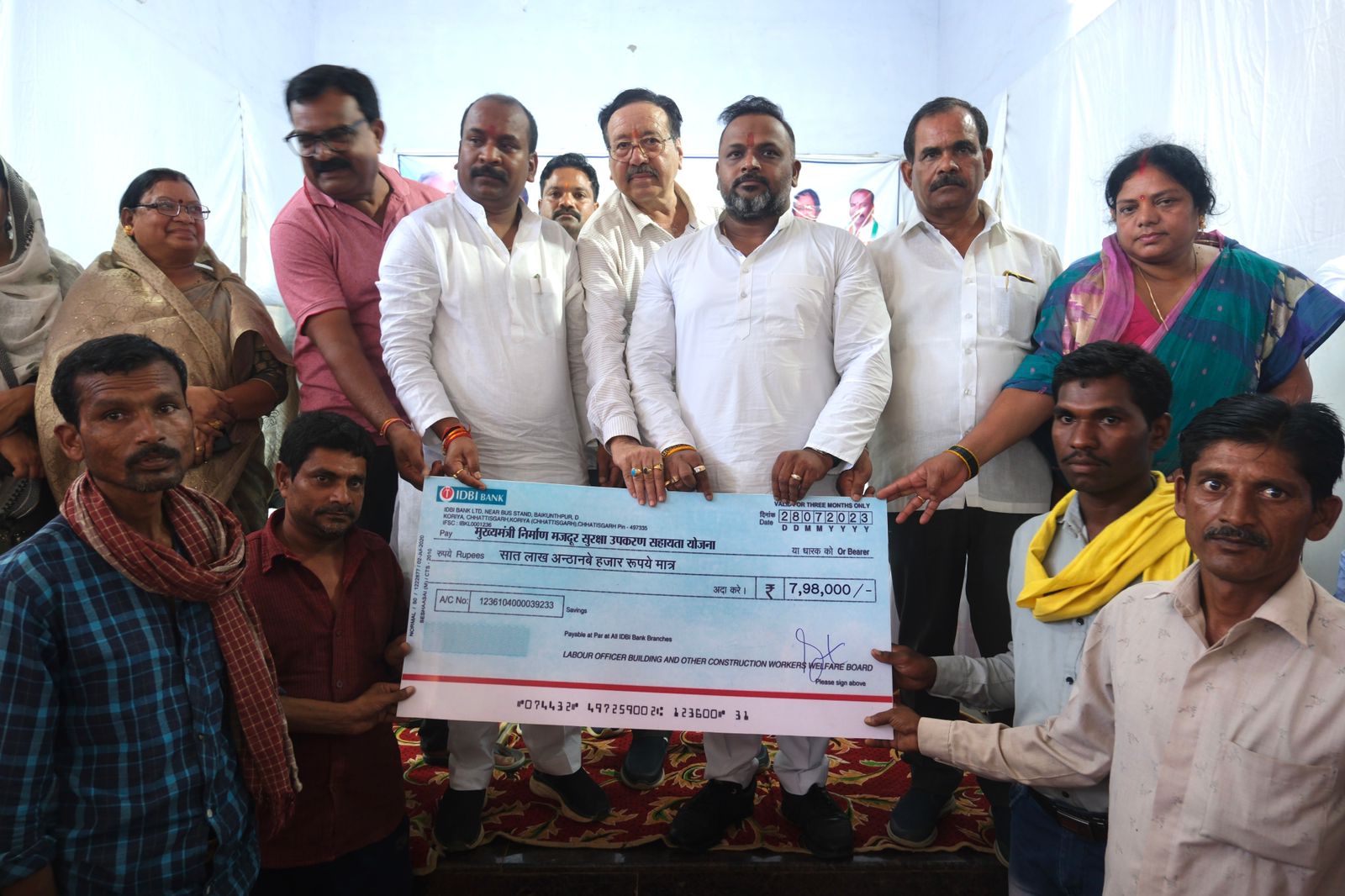 Sushil Sunny Aggarwal distributed checks worth Rs.89,64,000 to beneficiaries in Korea under various schemes, labor conference organized by Labor Department in Korea, Baikunthpur, Manas Bhawan, Chhattisgarh Building and Other Construction Workers Welfare Board, Chhattisgarh, Khabargali