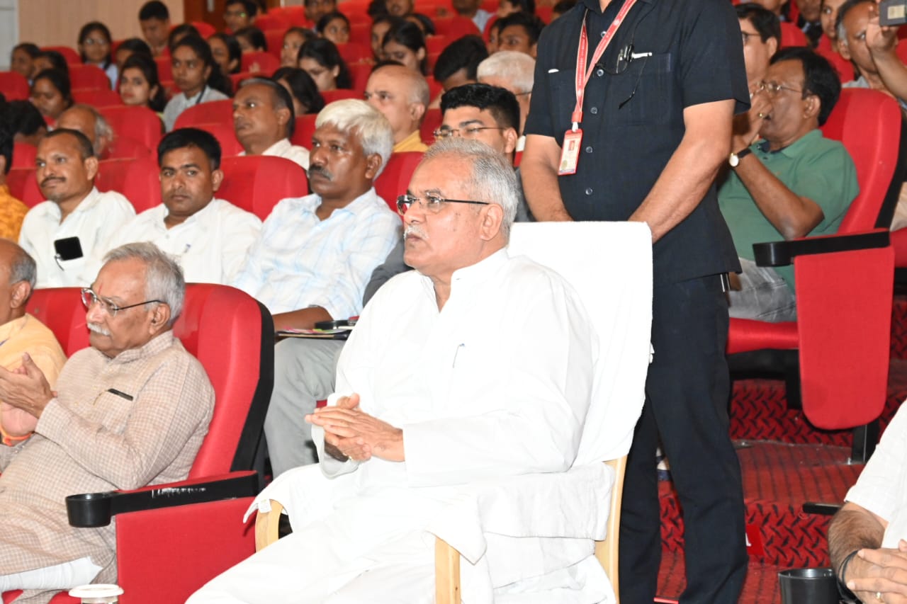 The story of freedom struggle came alive through storytelling, Dastan-e-Azadi program was organized at Jawaharlal Nehru Memorial Medical College, presented by storyteller Himanshu Bajpai and his team, Pragya Sharma, Ajay Tipania and Vedant Bhardwaj, Raipur, Chhattisgarh  , news,khabargali