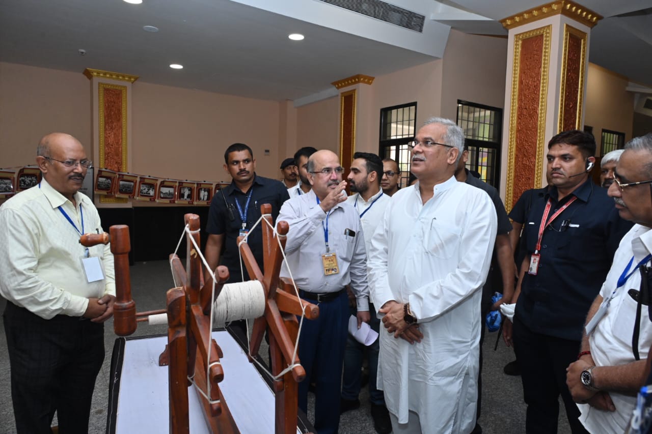 The story of freedom struggle came alive through storytelling, Dastan-e-Azadi program was organized at Jawaharlal Nehru Memorial Medical College, presented by storyteller Himanshu Bajpai and his team, Pragya Sharma, Ajay Tipania and Vedant Bhardwaj, Raipur, Chhattisgarh  , news,khabargali