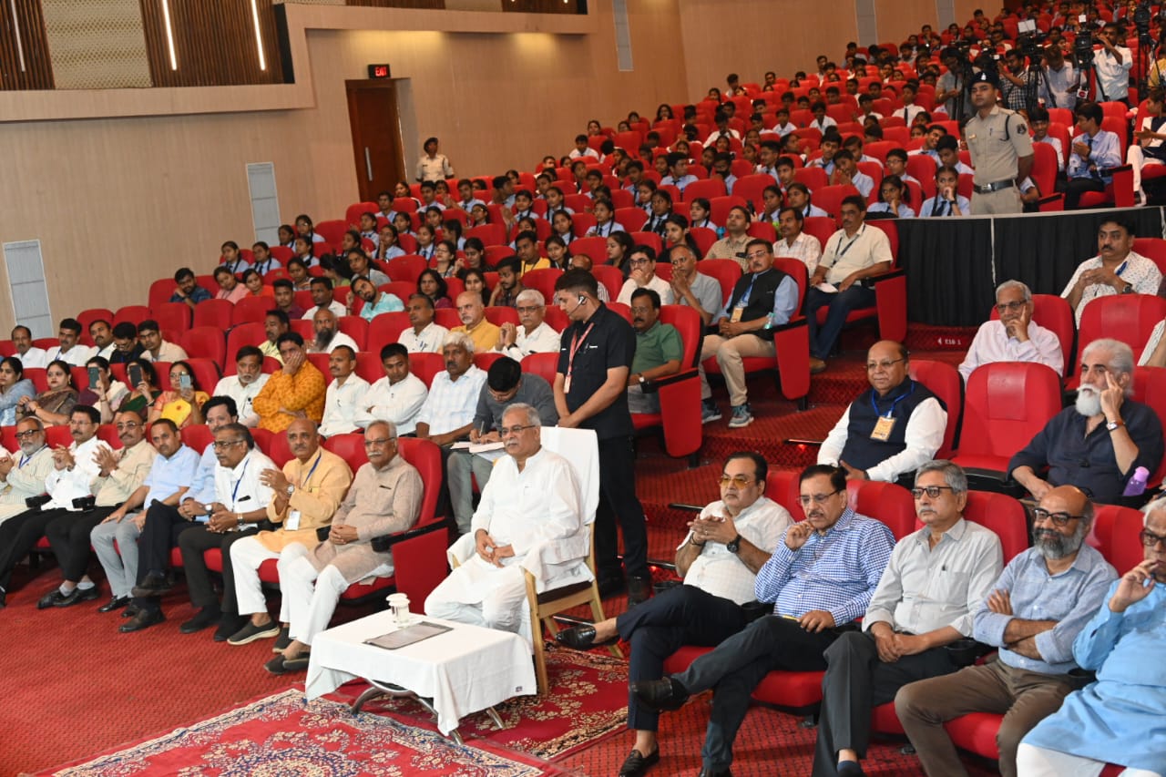 The story of freedom struggle came alive through storytelling, Dastan-e-Azadi program was organized at Jawaharlal Nehru Memorial Medical College, presented by storyteller Himanshu Bajpai and his team, Pragya Sharma, Ajay Tipania and Vedant Bhardwaj, Raipur, Chhattisgarh  , news,khabargali