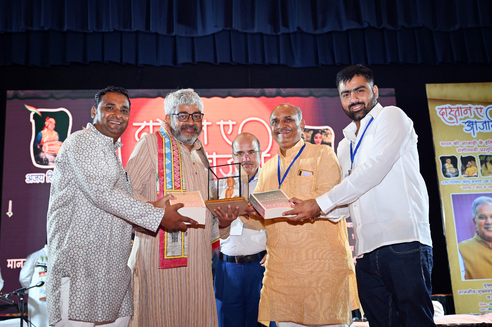 The story of freedom struggle came alive through storytelling, Dastan-e-Azadi program was organized at Jawaharlal Nehru Memorial Medical College, presented by storyteller Himanshu Bajpai and his team, Pragya Sharma, Ajay Tipania and Vedant Bhardwaj, Raipur, Chhattisgarh  , news,khabargali