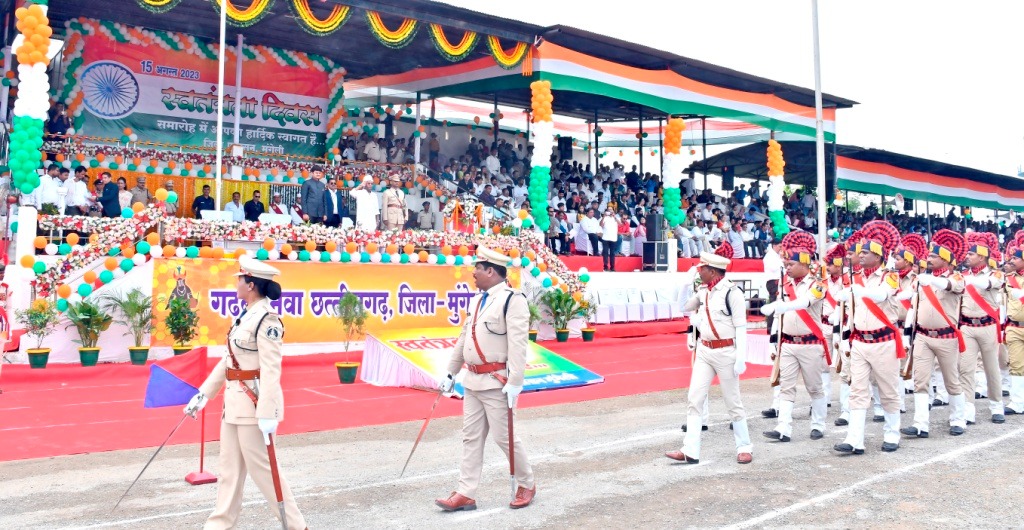 Independence Day celebrated with enthusiasm in Mungeli district, Minister Guru Rudrakumar hoisted the flag in the main function Chhattisgarh News