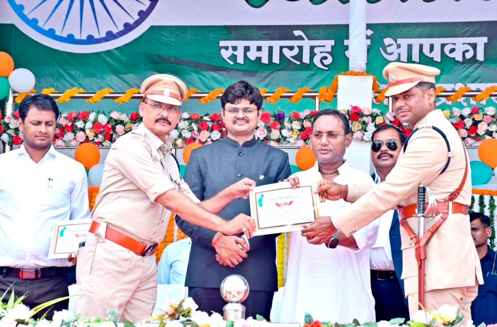 ​    ​​    ​Independence Day celebrated with enthusiasm in Mungeli district, Minister Guru Rudrakumar hoisted the flag in the main function Chhattisgarh News, khabargali