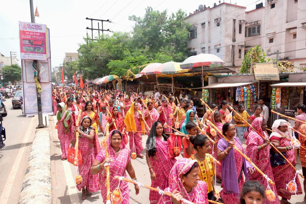 Huge Kavad Yatra and procession of Lord Shiva from Priyadarshini Nagar to Mahadevghat in the holy month of Sawan, Sushil Sunny Agarwal, Councilor Mr. Akashdeep Sharma, Raipur, Chhattisgarh, Khabargali