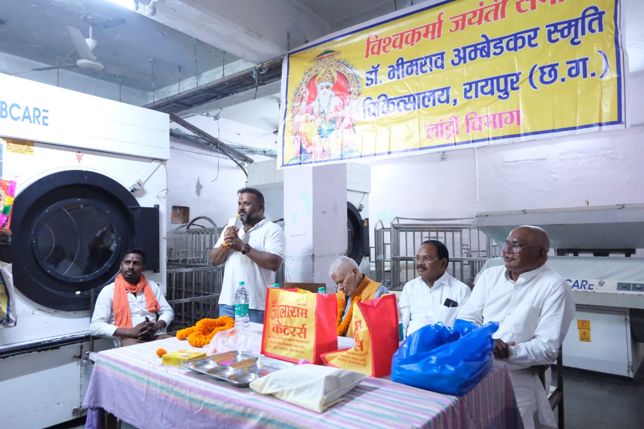 Sushil Sunny Agarwal reached various places on Lord Vishwakarma Jayanti, President of Chhattisgarh Building and Other Construction Workers Welfare Board, Dr.  Laundry Department of Bhimrao Ambedkar Memorial Hospital and District Civil Contractor Welfare Association, Raipur, Chhattisgarh, Khabargali.