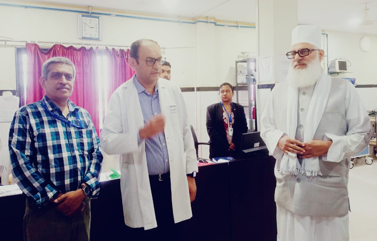 Prophet Muhammad S.  a.  On the birth anniversary of Maulana Syed Muhammad Ashraf Kichochhavi, Dr. Yousuf Memon, founder of Sanjeevani Cancer Care Foundation, Indian spiritual leader and descendant of Prophet Muhammad, donated fruits to cancer victims at Sanjeevani, Raipur, Chhattisgarh, Khabargali