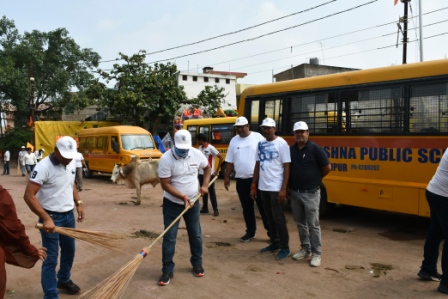 Swachhta Hi Seva Campaign, 200 employees and students of Krishna Public School Raipur participated, Executive Director Mr. Ashutosh Tripathi, Principal Mrs. Priyanka Tripathi, Chhattisgarh, Khabargali.