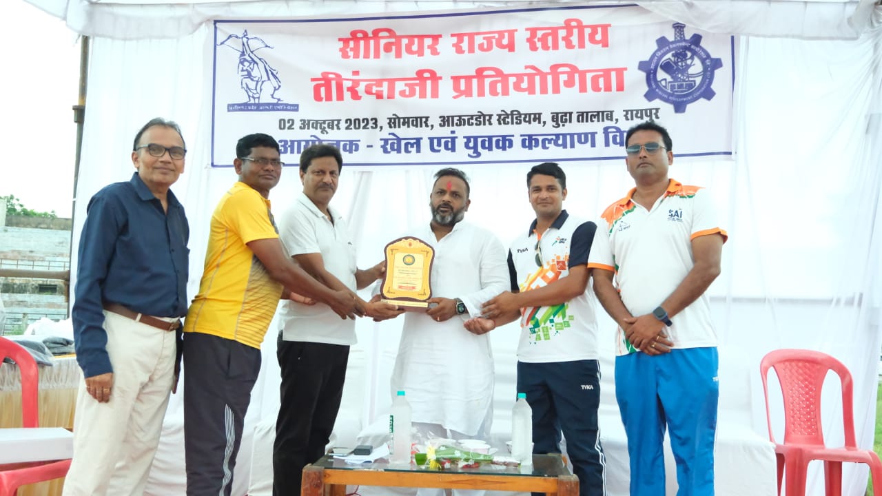 Sushil Sunny Agarwal arrived to encourage the archers, Chhattisgarh Building and Other Construction Workers Welfare Board, Senior State Level Archery Competition organized at the outdoor stadium of Budhapara, Raipur South Assembly Constituency, Sports and Youth Welfare Department, Government of Chhattisgarh, Khabargali.