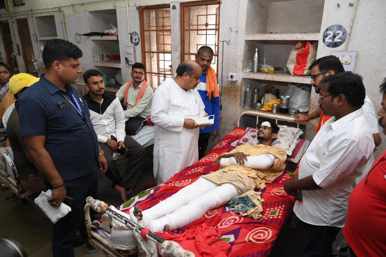 Police did not file FIR even after the fatal attack on a youth in Jagannathnagar, deep resentment among the residents, BJP candidate from North Assembly constituency Purandar Mishra went to the hospital and met the injured youth, Raipur, Chhattisgarh, Khabargali.