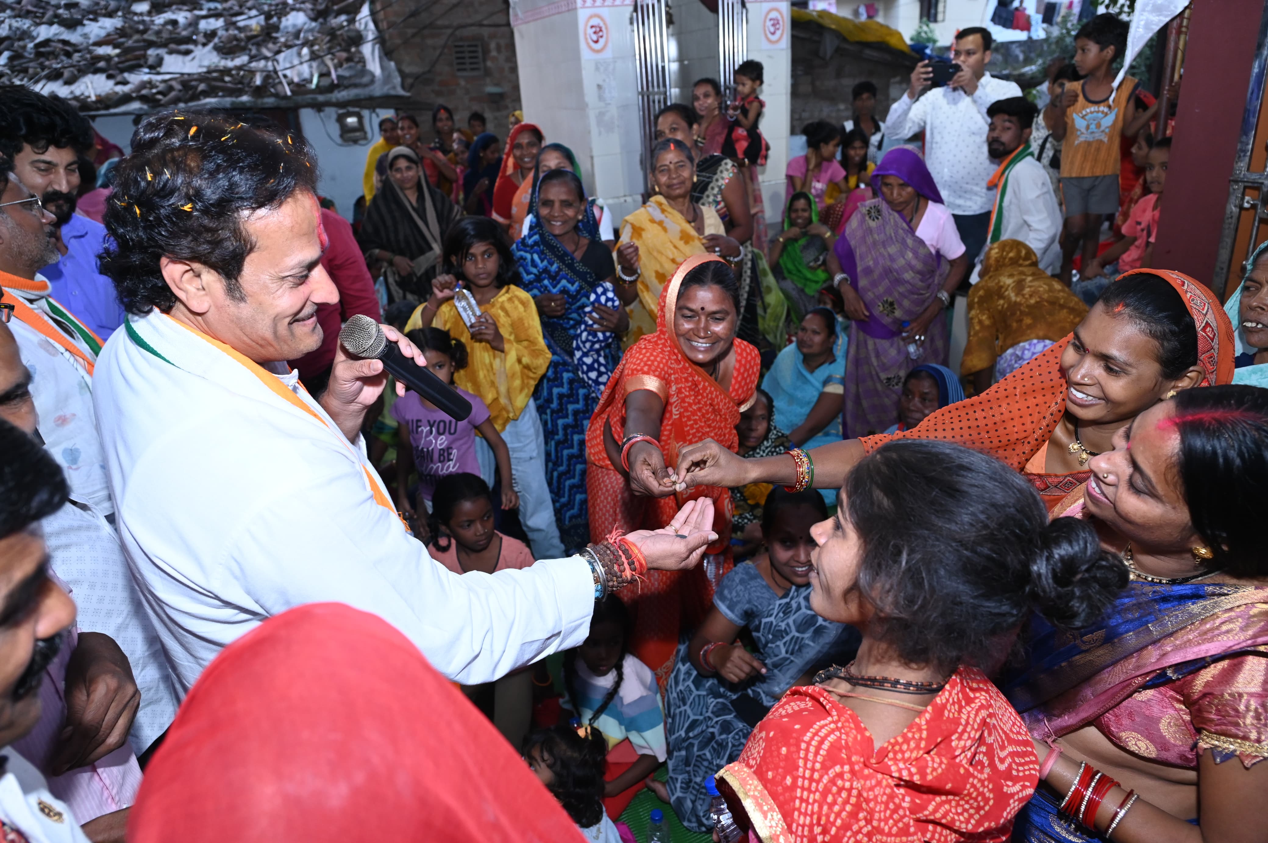 Area residents welcomed Raipur West MLA Vikas Upadhyay by weighing him with laddus, Raipur West MLA Vikas Upadhyay, Assembly elections, Khabargali