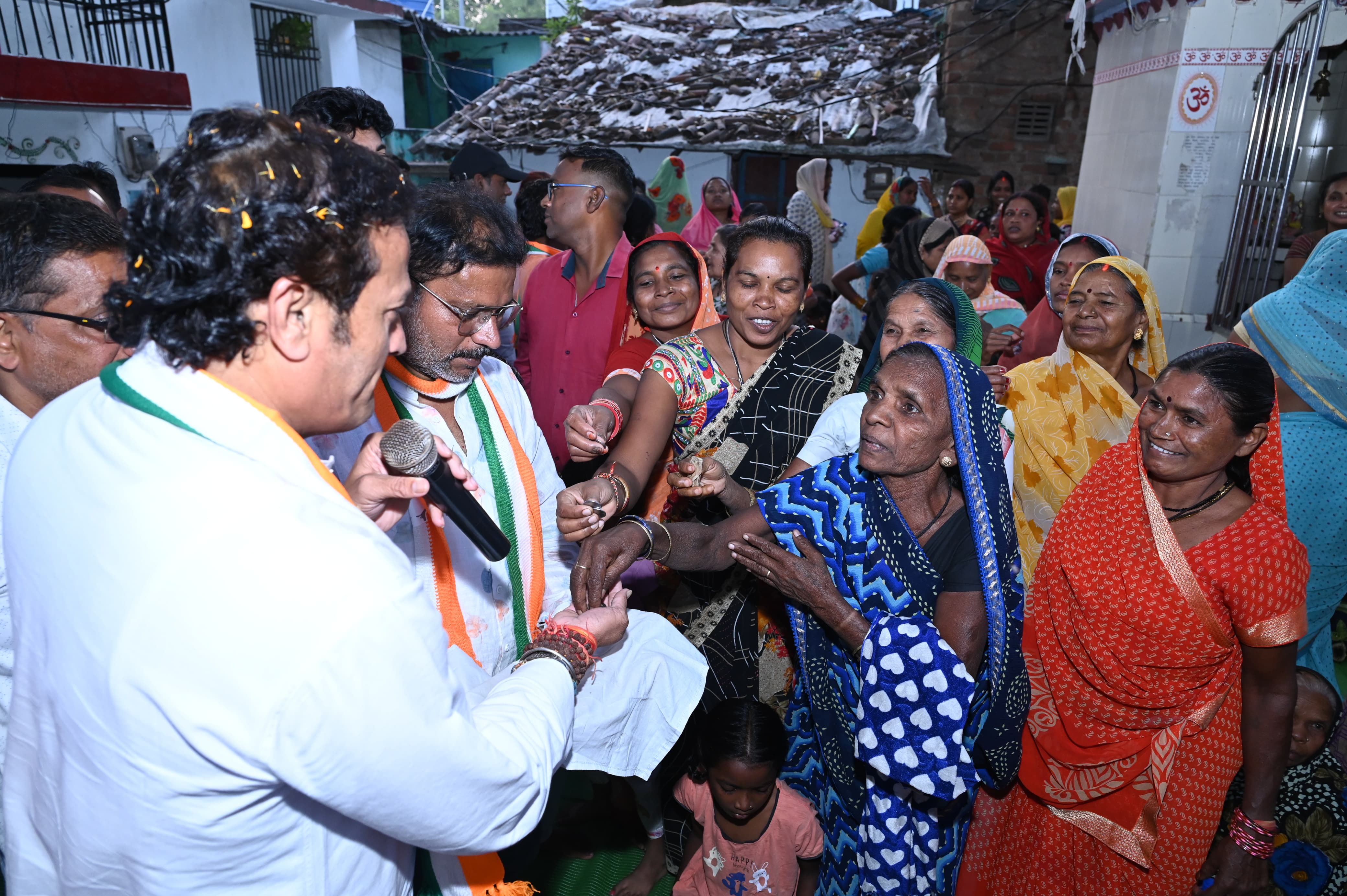 Area residents welcomed Raipur West MLA Vikas Upadhyay by weighing him with laddus, Raipur West MLA Vikas Upadhyay, Assembly elections, Khabargali