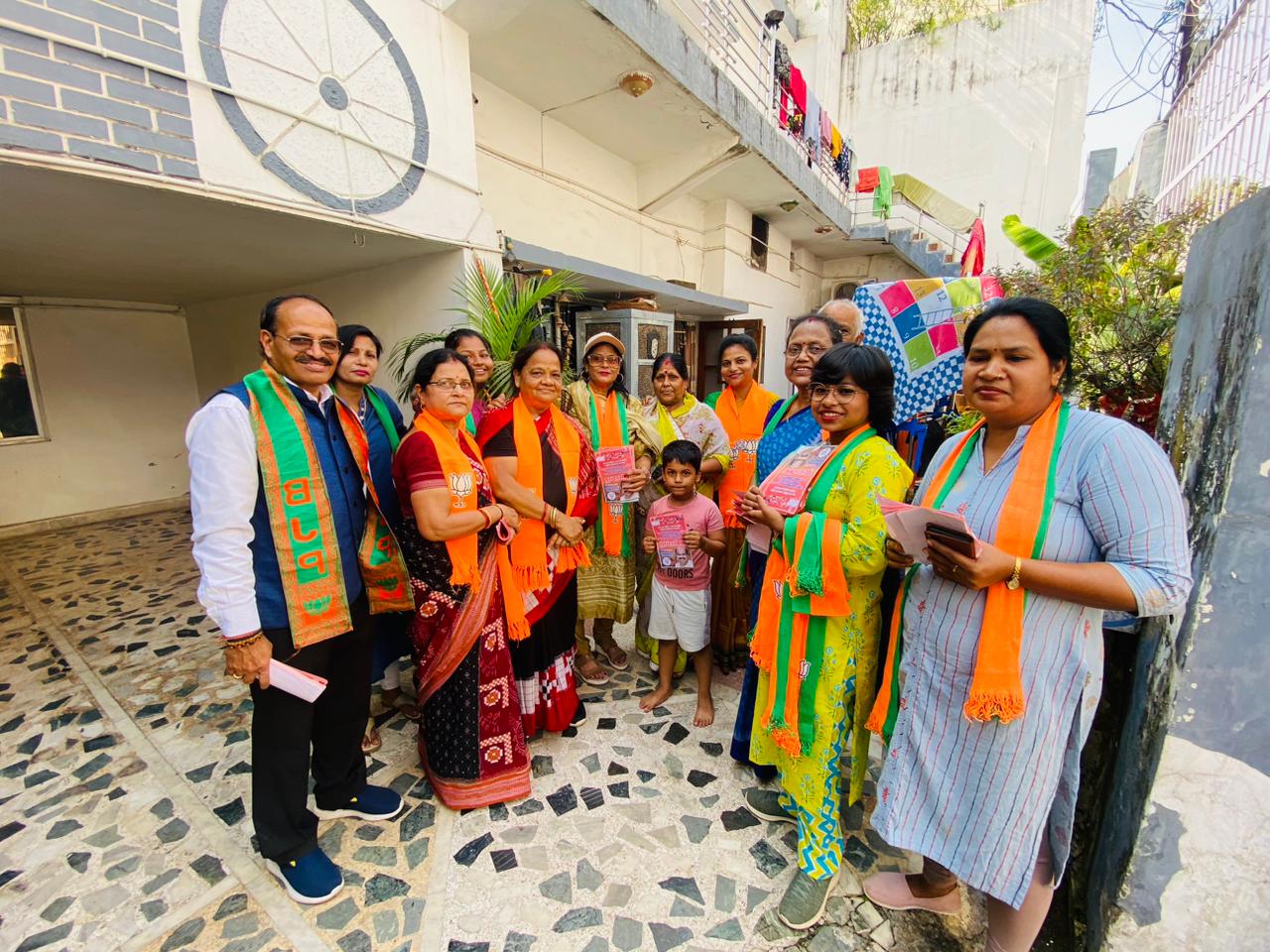BJP candidate Purandar Mishra, North Assembly Raipur, BJP supported women did vigorous public relations, Chhattisgarh, Khabargali