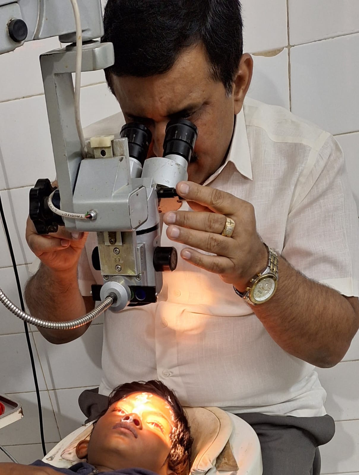 Senior eye and contact lens specialist Dr. Dinesh Mishra, treated 4150 patients free of cost, treated more than 3000 patients in Diwali and 1150 in Holi in 65 camps since 33 years, Raipur Eye Hospital located at Phool Chowk, Raipur.  , Chhattisgarh, Khabargali