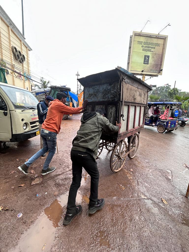 Bulldozer runs on illegal chowpatty adjacent to Salem School, Raipur, Chhattisgarh, Khabargali