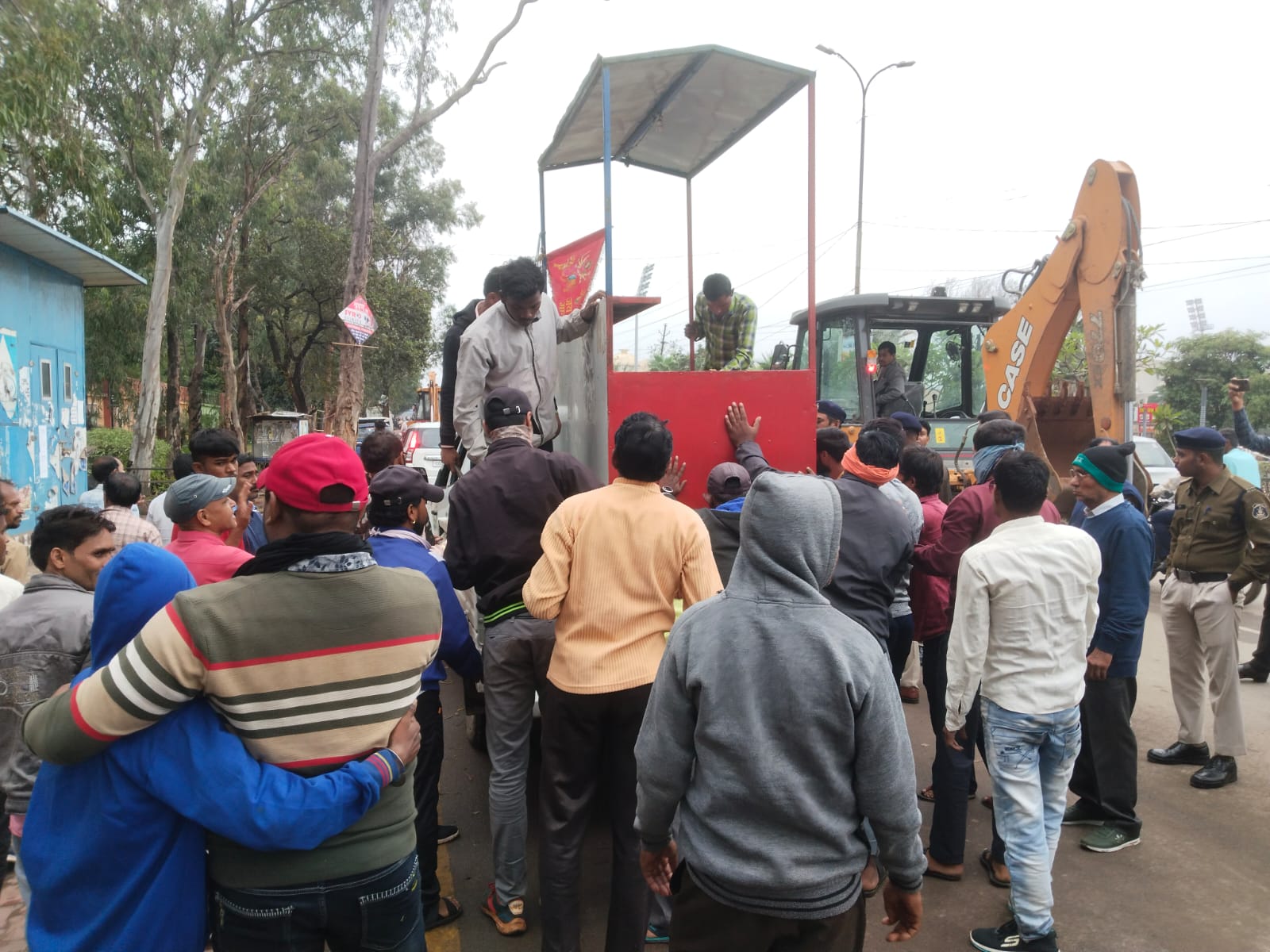 Bulldozer runs on illegal chowpatty adjacent to Salem School, Raipur, Chhattisgarh, Khabargali