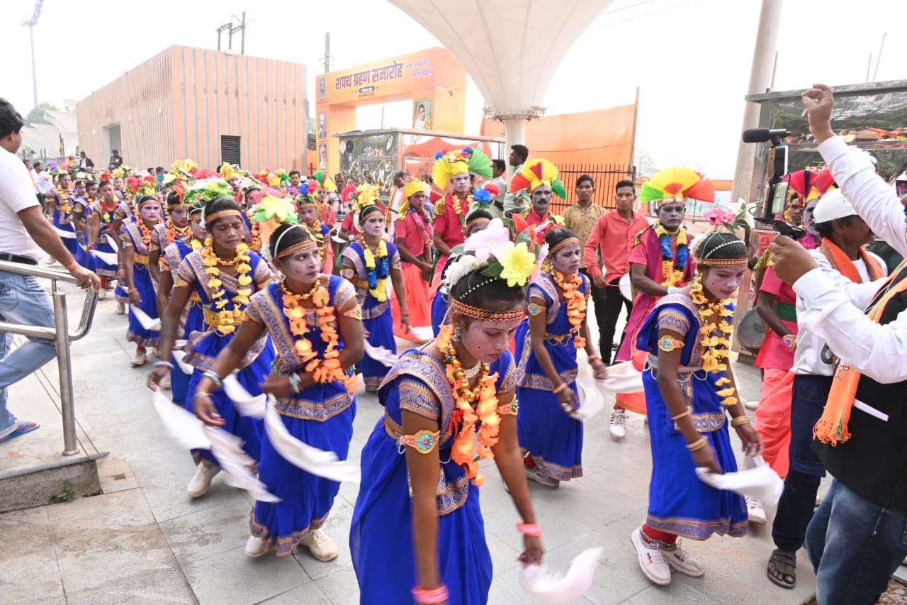 Festive atmosphere at the venue, traditional dance performances and common citizens were seen taking selfies with the cutouts of the Prime Minister and the Chief Minister, Science College grounds of the capital Raipur, Prime Minister Narendra Modi and Chief Minister Vishnudev Sai, Khabargali