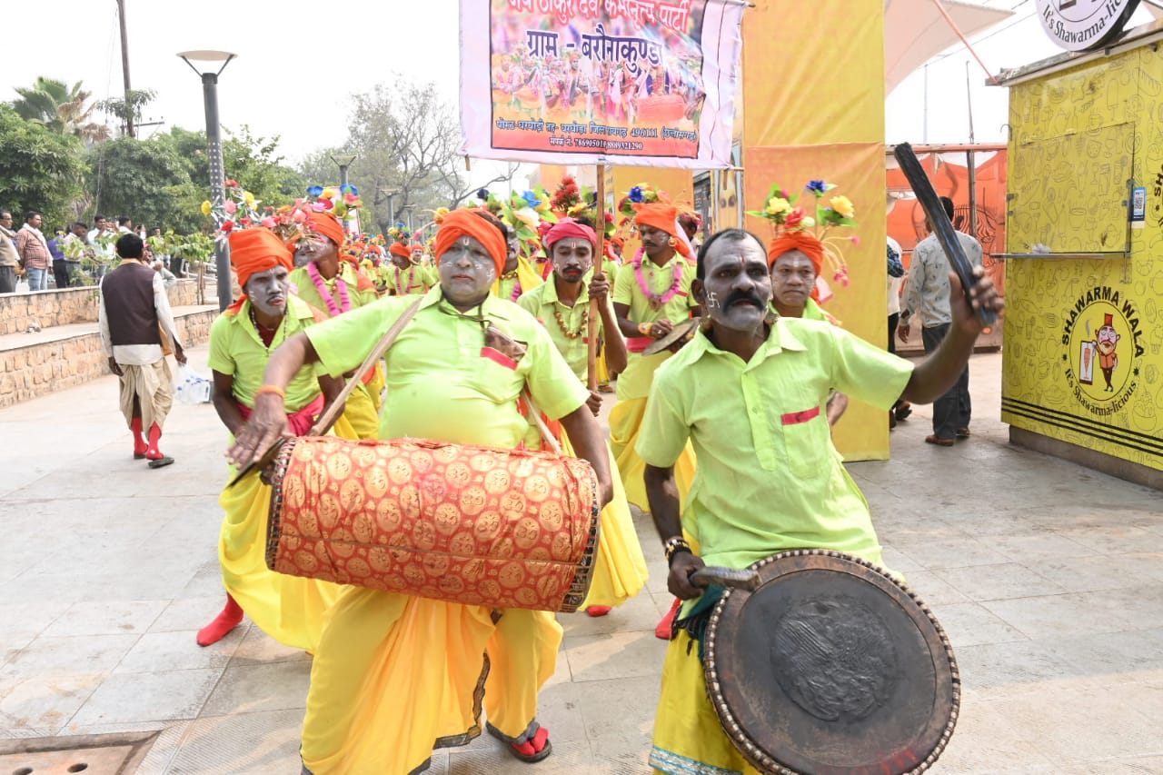 Festive atmosphere at the venue, traditional dance performances and common citizens were seen taking selfies with the cutouts of the Prime Minister and the Chief Minister, Science College grounds of the capital Raipur, Prime Minister Narendra Modi and Chief Minister Vishnudev Sai, Khabargali