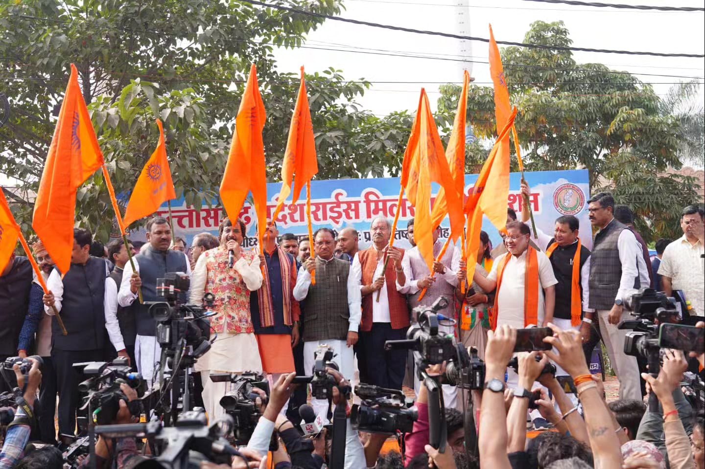 छत्तीसगढ़ के सुगंधित चावल से 22 जनवरी को महकेगा अयोध्या का प्रसाद https://www.khabargali.com/Article/chatataisagadha-kae-saugandhaita-caavala-sae-22-janavarai-kao-mahakaegaa-ayaodhayaa-kaa मुख्यमंत्री साय ने 300 मीट्रिक सुगंधित चावल से भरे 11 ट्रकों को किया रवाना