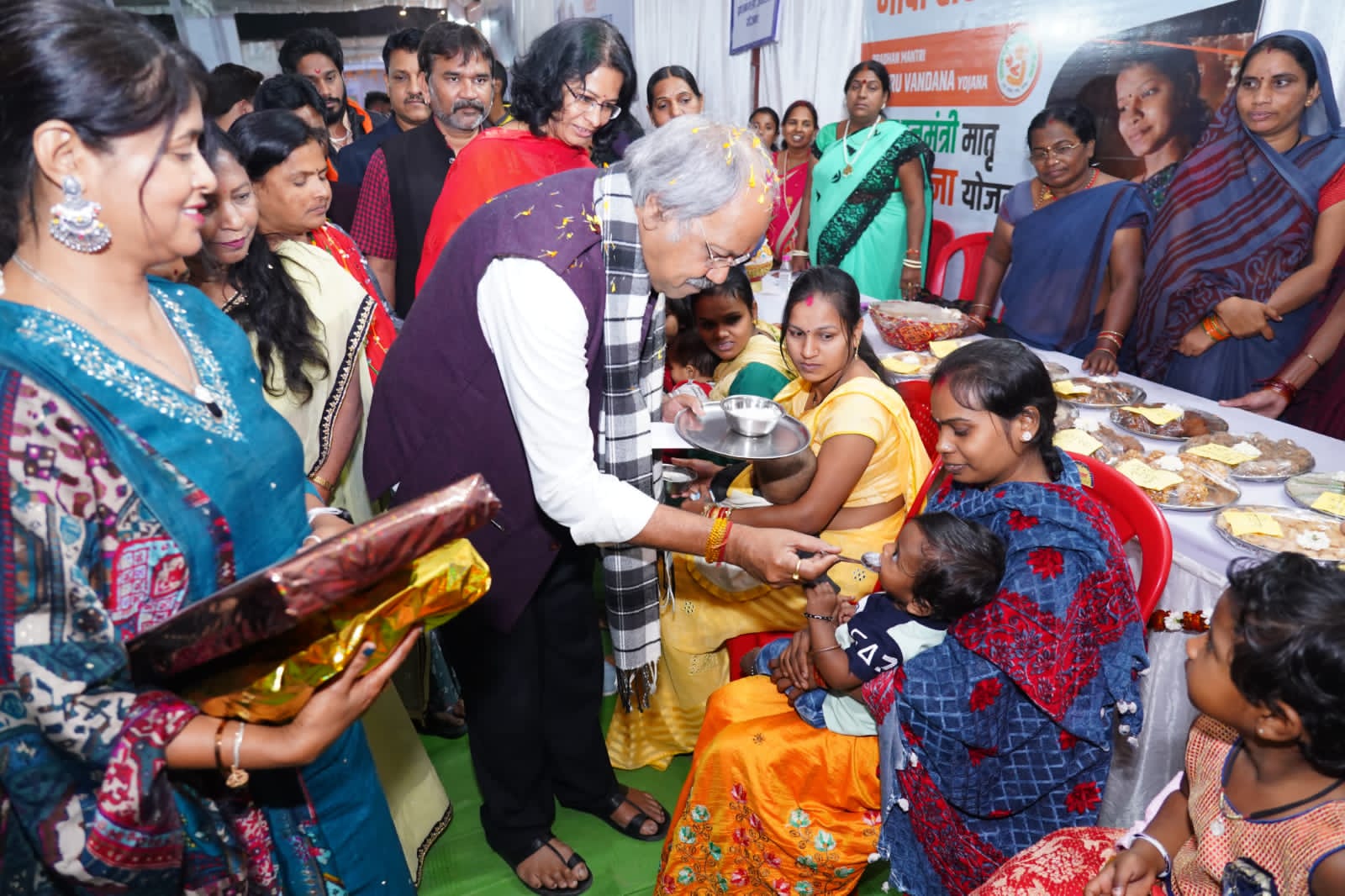 Distributed gas connections and Swanidhi Yojana checks in Vikas Bharat Sankalp Yatra Camp, Brijmohan Aggarwal gave guarantee letters of permanent houses to the beneficiaries, Raipur, Chhattisgarh, Khabargali
