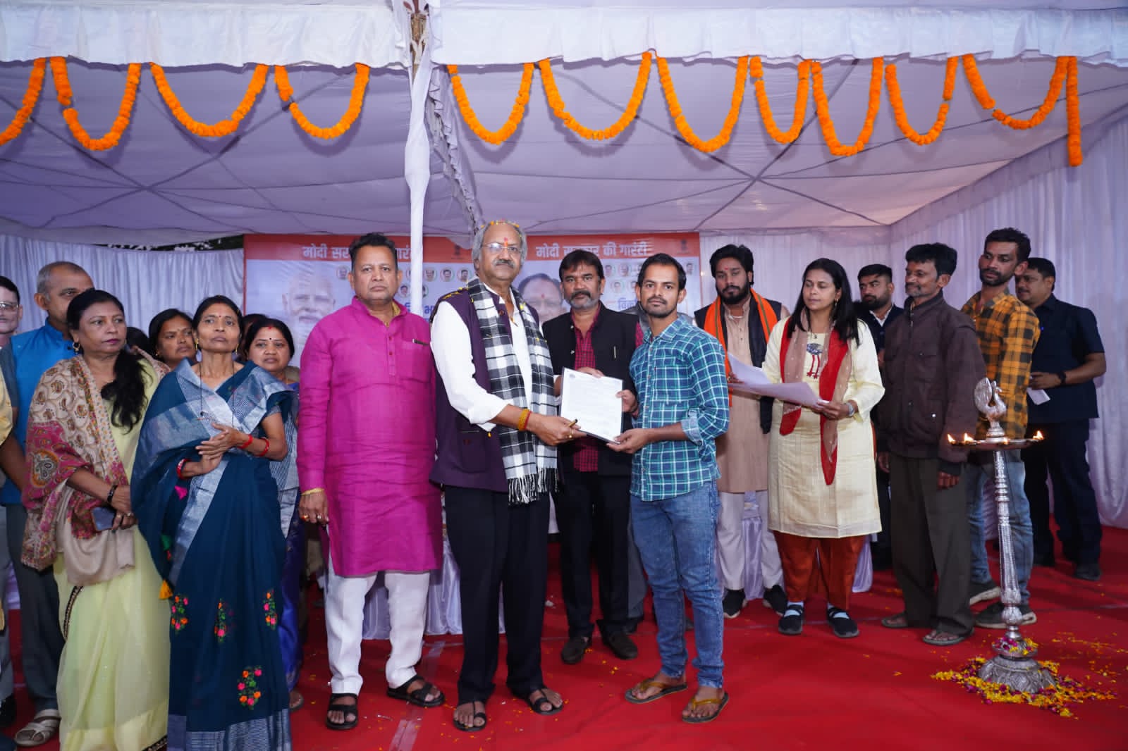 Distributed gas connections and Swanidhi Yojana checks in Vikas Bharat Sankalp Yatra Camp, Brijmohan Aggarwal gave guarantee letters of permanent houses to the beneficiaries, Raipur, Chhattisgarh, Khabargali