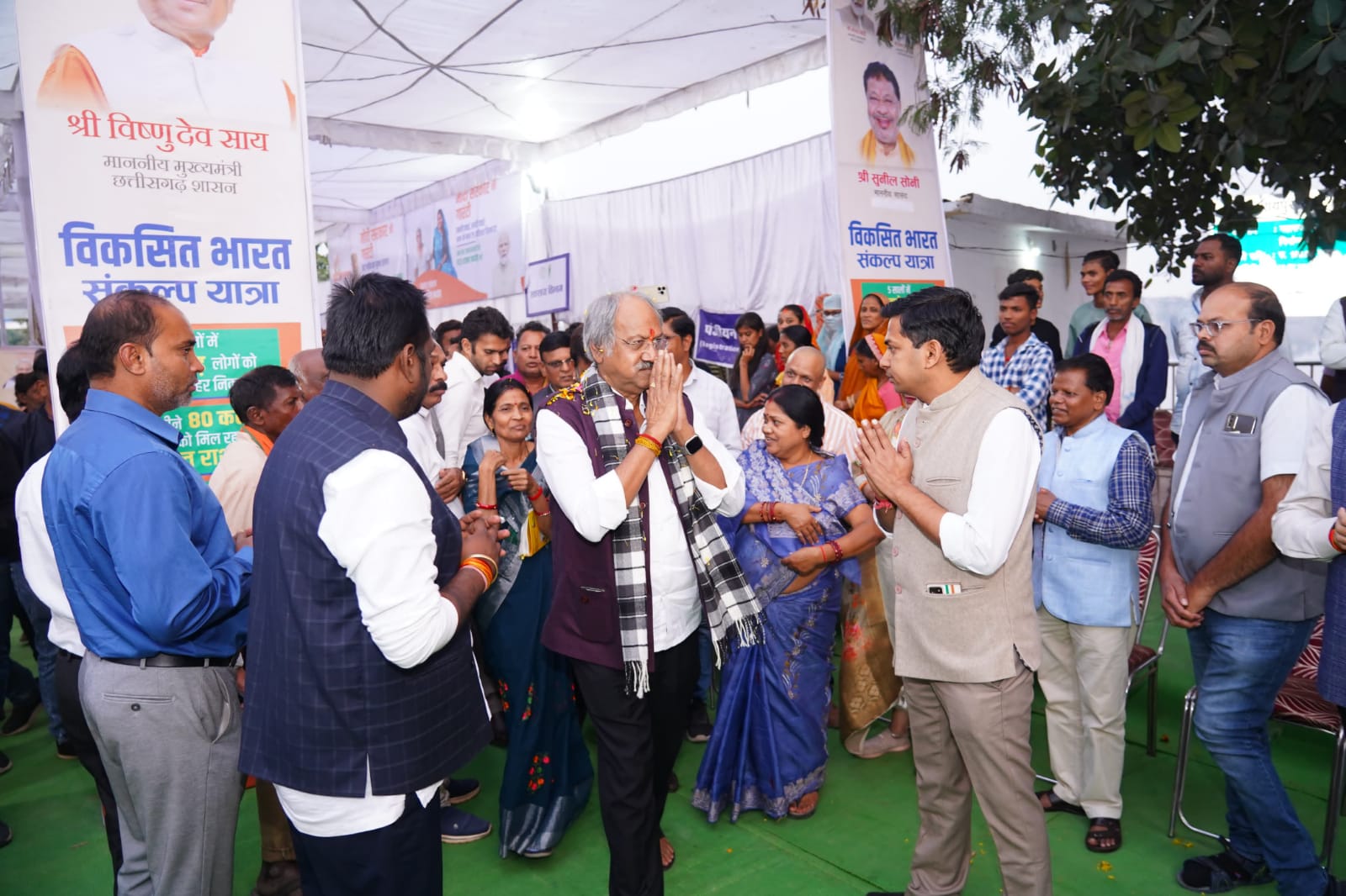 Distributed gas connections and Swanidhi Yojana checks in Vikas Bharat Sankalp Yatra Camp, Brijmohan Aggarwal gave guarantee letters of permanent houses to the beneficiaries, Raipur, Chhattisgarh, Khabargali