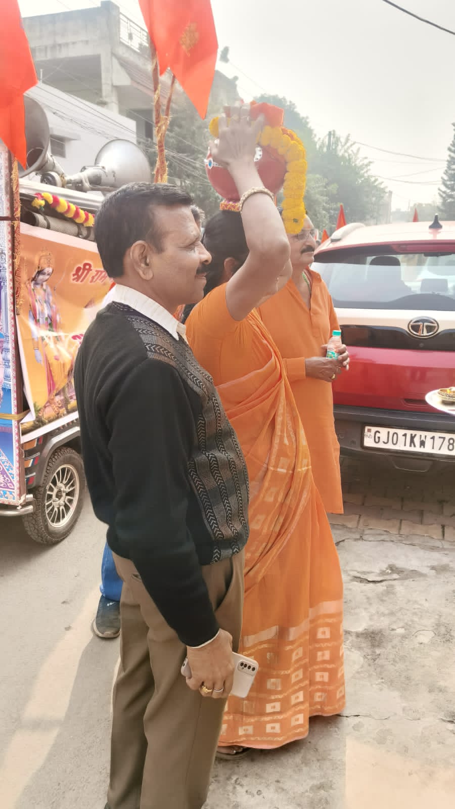A grand procession of the Akshat Kalash worshiped in Gayatri Nagar was taken out, from Shri Siddhivinayak Shiv Sai Hanuman Temple of Gayatri Nagar to New Gayatri Nagar, Pink City, Cell Tax Colony, Bhavana Nagar, Shri Ram Temple Ayodhya, Raipur, Chhattisgarh, Khabargali.
