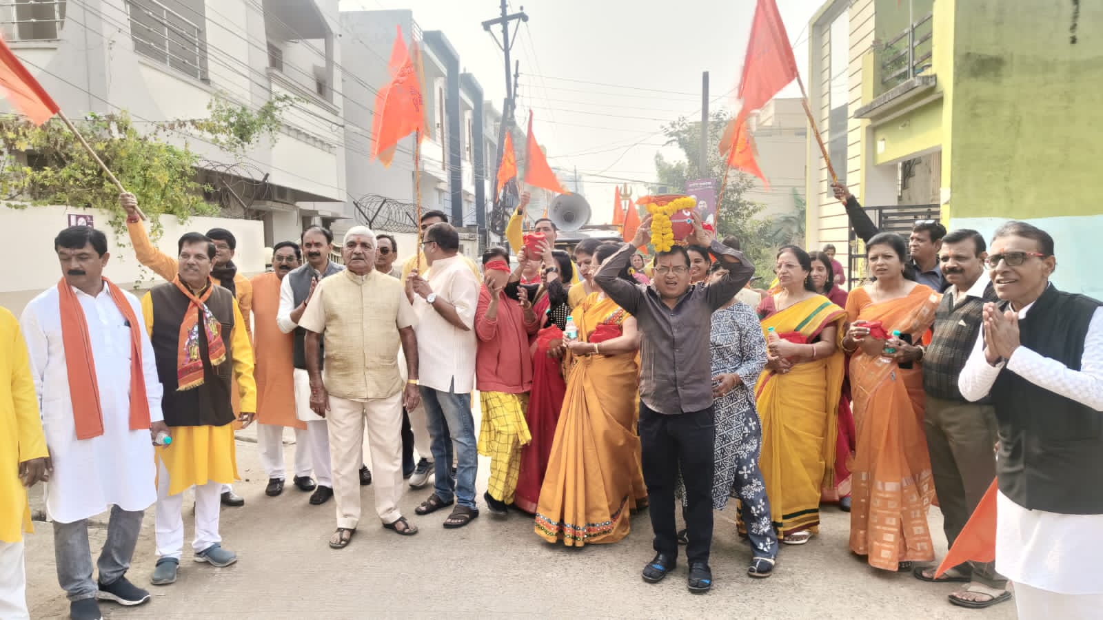 A grand procession of the Akshat Kalash worshiped in Gayatri Nagar was taken out, from Shri Siddhivinayak Shiv Sai Hanuman Temple of Gayatri Nagar to New Gayatri Nagar, Pink City, Cell Tax Colony, Bhavana Nagar, Shri Ram Temple Ayodhya, Raipur, Chhattisgarh, Khabargali.