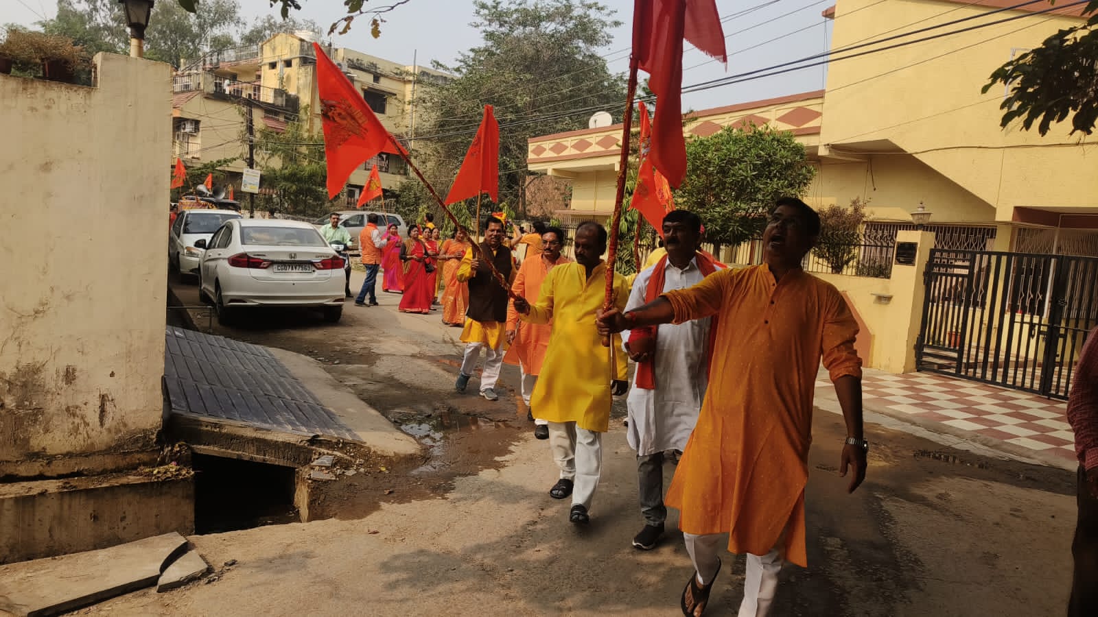 A grand procession of the Akshat Kalash worshiped in Gayatri Nagar was taken out, from Shri Siddhivinayak Shiv Sai Hanuman Temple of Gayatri Nagar to New Gayatri Nagar, Pink City, Cell Tax Colony, Bhavana Nagar, Shri Ram Temple Ayodhya, Raipur, Chhattisgarh, Khabargali.