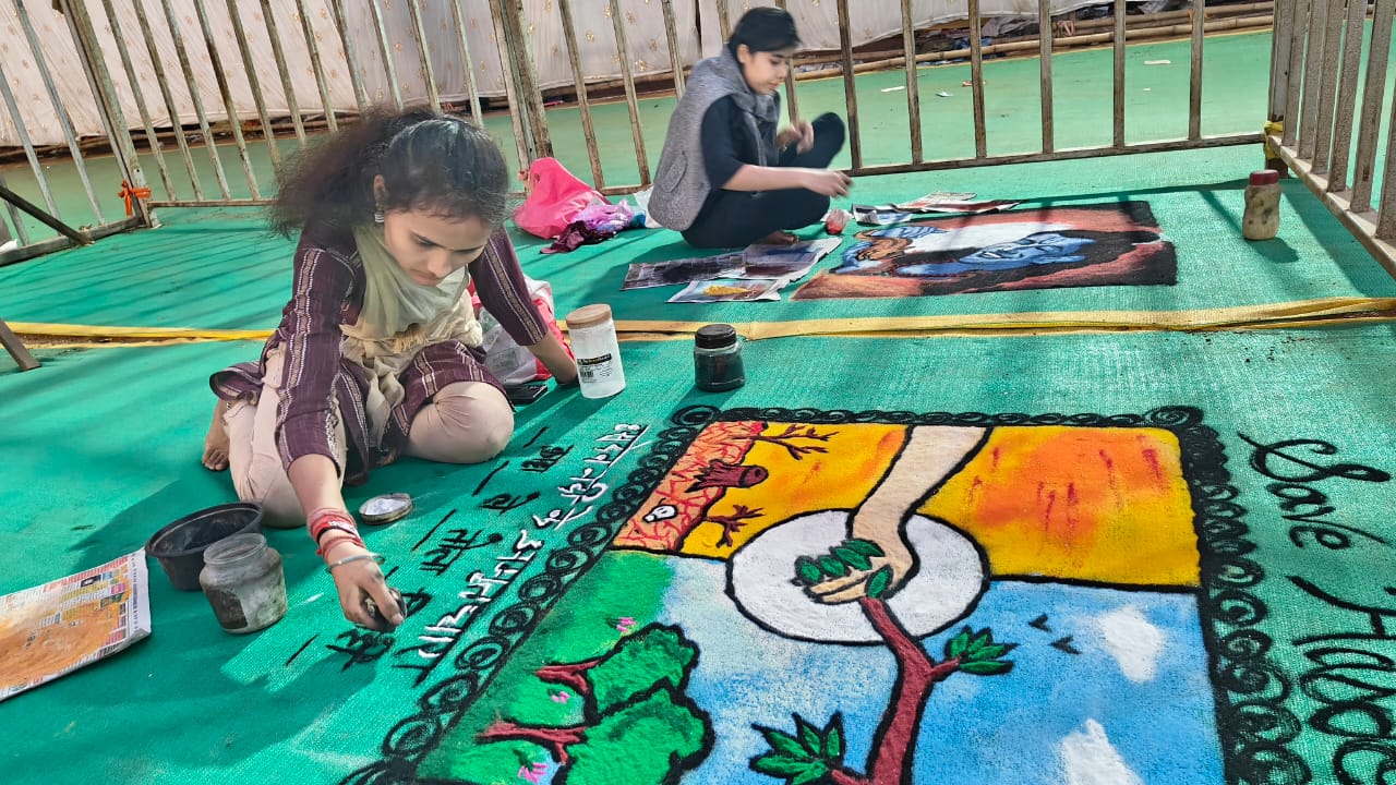 18-day Gondwana National Livelihood and Cultural Arts Festival at BTI Ground in the capital Raipur, Maa Pitambara Jan Seva Samiti organized a grand event on the theme of Raipur Ram Temple, artists made beautiful rangoli of Lord Shri Ram with colors and flowers, Chhattisgarh, Khabargali.