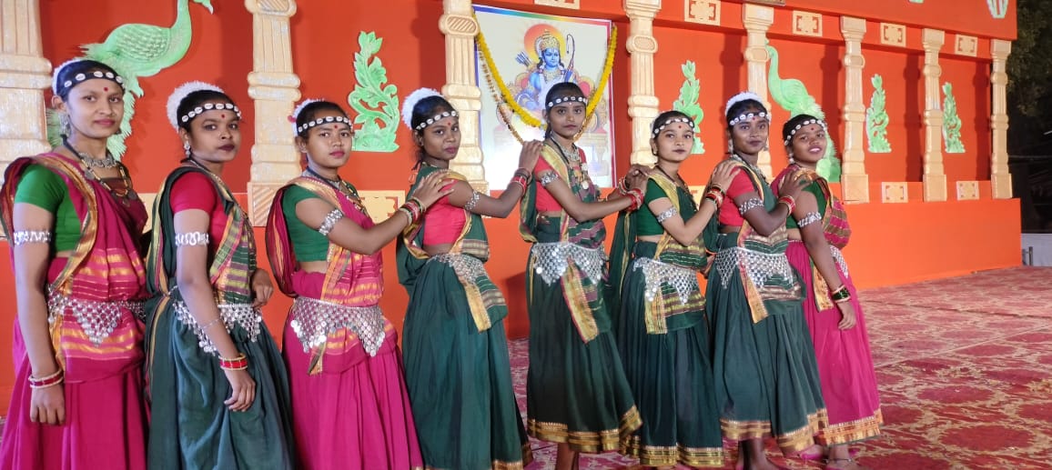 Dancers enthralled the audience by performing Bharatnatyam, Kathak and Shiv Tandav, Group dance competition organized in Gondwana Mahotsav Fair at BTI Ground, Maa Pitambara Jan Seva Samiti, Raipur, Chhattisgarh, Khabargali.