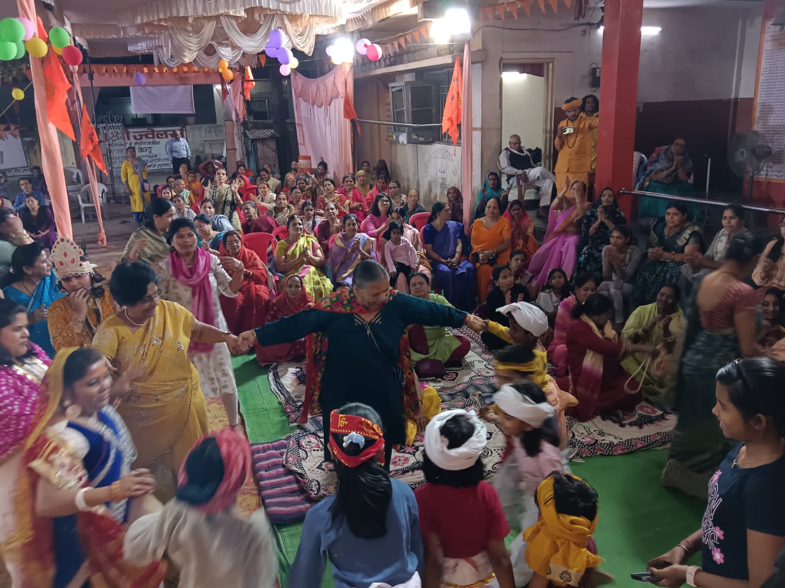 Children showed devotion in Govardhan Puja. An atmosphere full of devotion is created in the Shrimad Bhagwat Katha Gyan Yagya going on in the premises of Shri Siddhivinayak Shiv Sai Hanuman Temple of Gayatri Nagar. Raipur (khabargali) Shri Siddhivinayak Shiv Sai Hanuman Temple of the capital Gayatri Nagar.  During Shrimad Bhagwat Katha Gyan Yagya, the children of the colony showed devotion in the context of Gobardhan Puja today during the story of Maharaj Pandit Shivanand Maharaj of Chitrakoot Dham, Raipur, Khabargali.