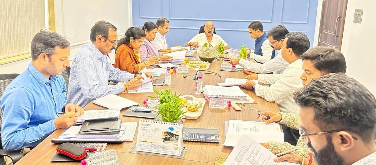 Despite mother's grief, Education Minister Brijmohan Aggarwal returned to work after a day Chhattisgarh Text Book Corporation Executive Assembly held meeting Biographies of personalities honored with Bharat Ratna and Padmashree awards will be published in the books of Text Book Corporation, Raipur, Chhattisgarh, Khabargali